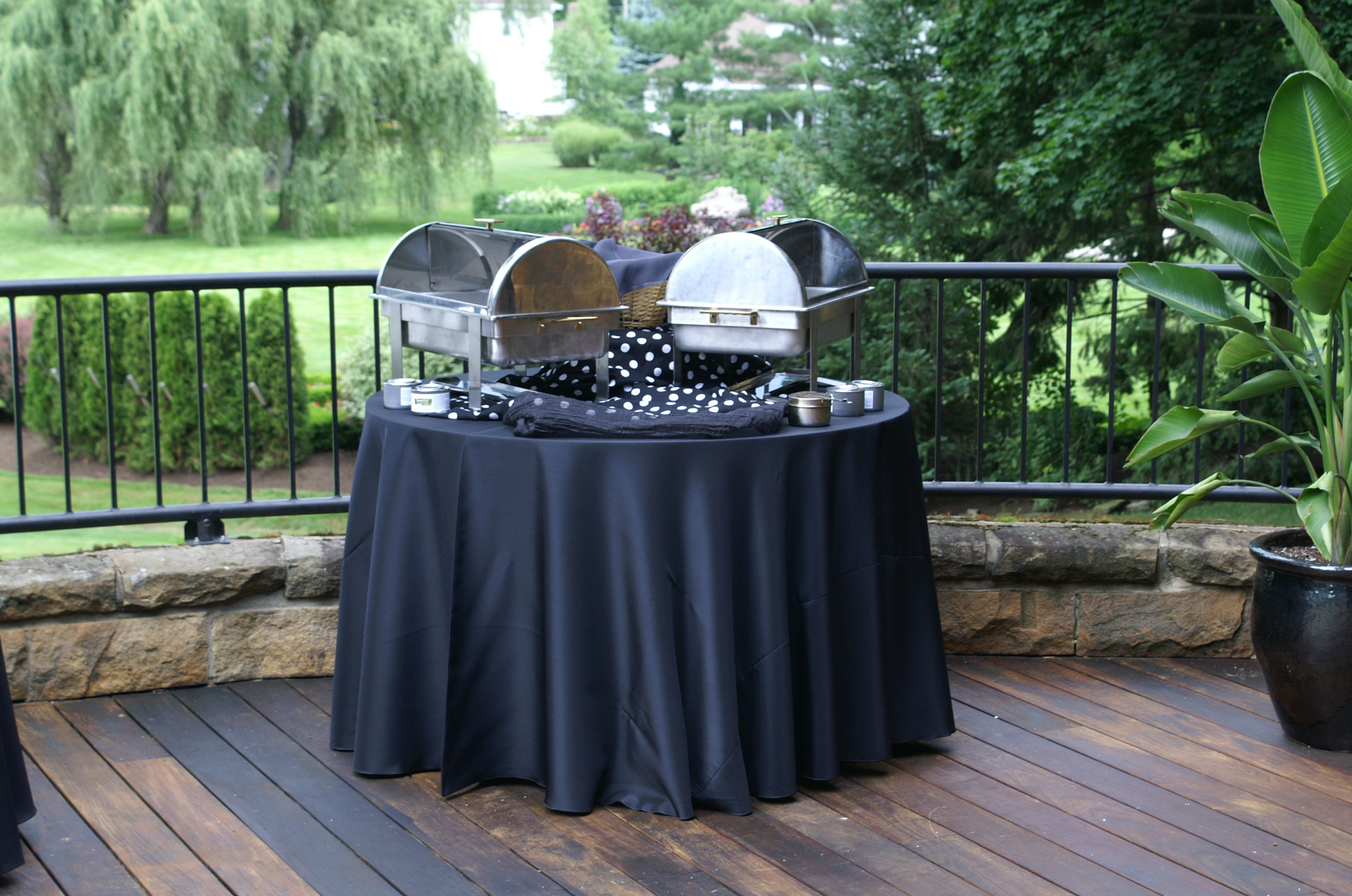 108" Round Black Solid Tablecover On 48" Round Table